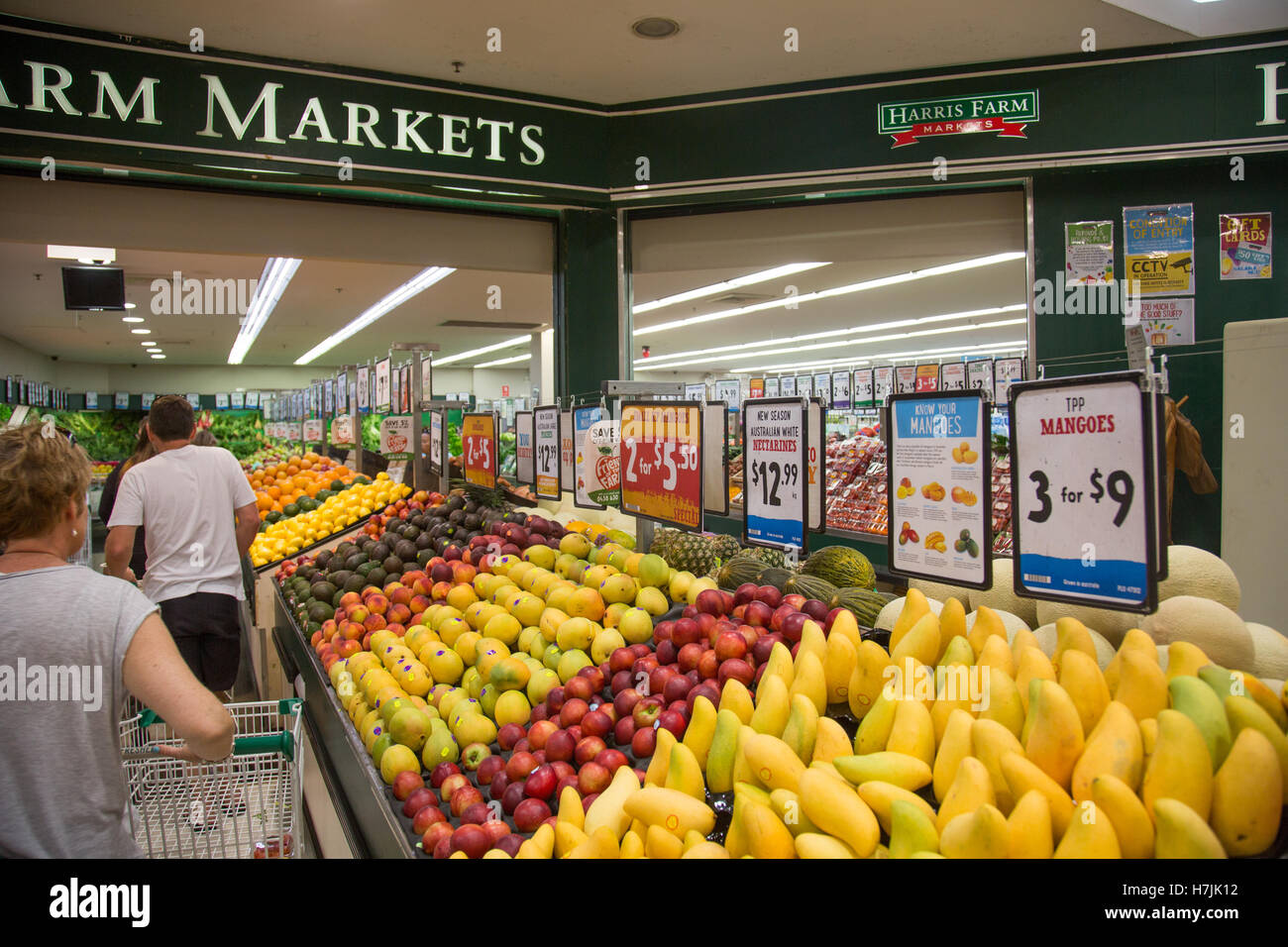 Harris Farm vermarktet Einzelhandel Lebensmittelgeschäft in North Sydney Mangos und andere Früchte in den Gang, Australien Stockfoto