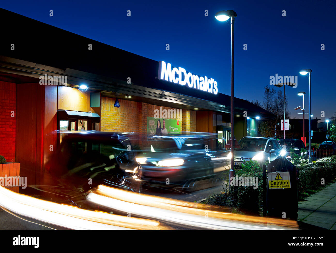 Autos Schlange stehen, bei einem Drive-in-McDonalds, England UK Stockfoto