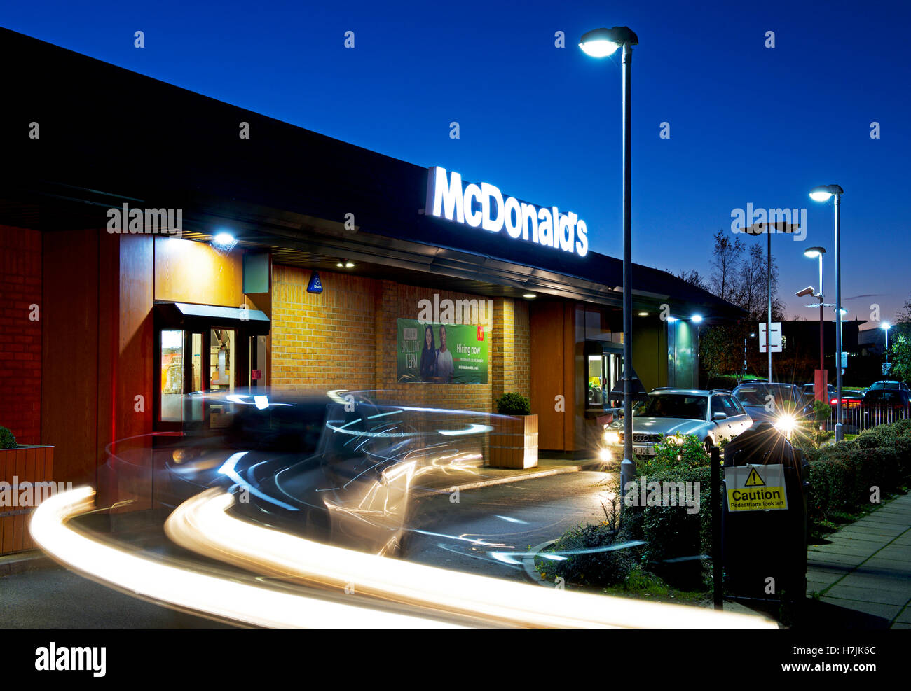 Autos Schlange stehen, bei einem Drive-in-McDonalds, England UK Stockfoto
