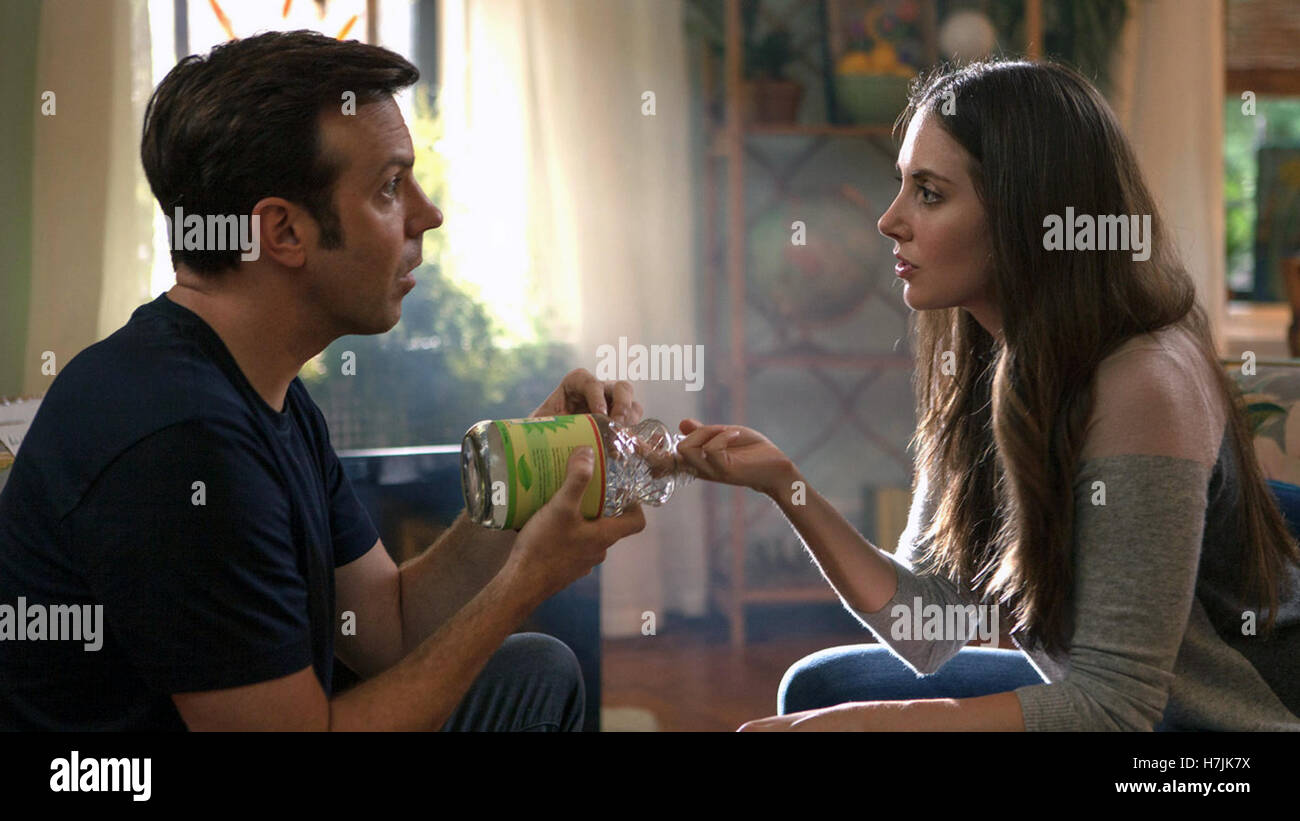 Schlafen mit Other People ist eine 2015 amerikanische Filmkomödie Drehbuch und Regie von Leslye Landzunge. Die Hauptrollen Jason Sudeikis, Alison Brie, Natasha Lyonne, Amanda Peet und Adam Scott.  Dieses Foto ist nur zu redaktionellen Zwecken und unterliegen dem Copyright von der Filmgesellschaft und/oder der Fotograf von dem Film oder der Firma zugeordnet und kann nur durch Veröffentlichungen im Zusammenhang mit der Förderung der oben genannten Film reproduziert werden. Eine obligatorische Gutschrift auf die Filmgesellschaft ist erforderlich. Der Fotograf sollte auch angerechnet werden, wenn bekannt. Stockfoto