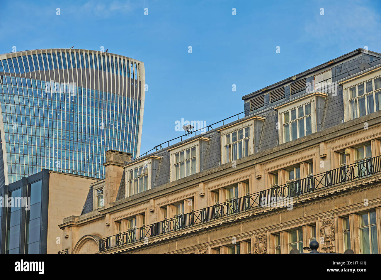 Alt- und Neubau bilden die Sky-Line in der City of London. Stockfoto