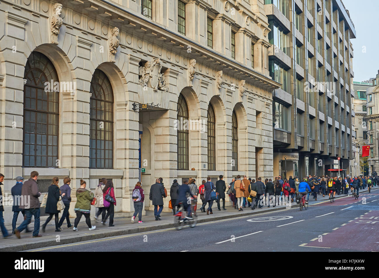 Pendler zu Fuß entlang einer Straße in der City of London Quadratmeile. Stockfoto