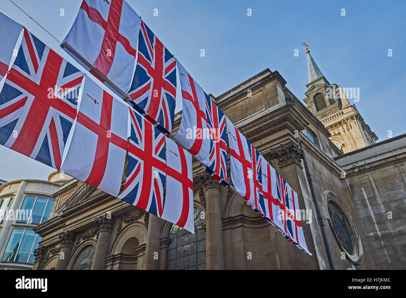 Union Jack-Flagge und die Flagge der Stadt von London in einer Straße in der Nähe der Guildhall ausgesetzt Stockfoto