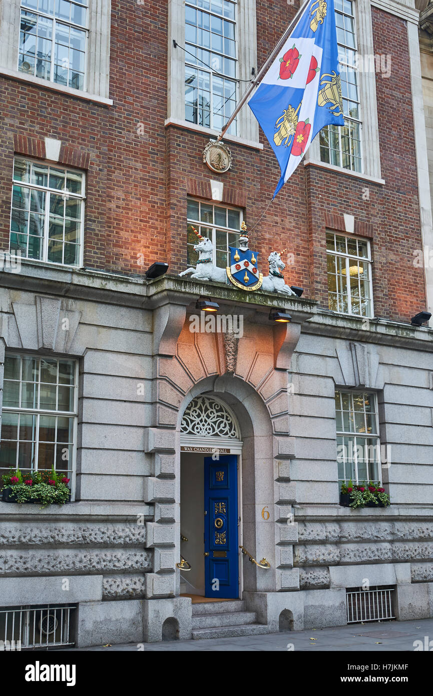 Die Wachs-Schiffsausrüster-Halle in der City of London mit einem reich verzierten Fassade und Flagge über dem Eingang Stockfoto