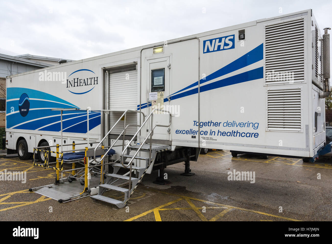 Ein mobiler MRT-Scanner (Magnetresonanztomographie) im Gesundheitsbereich vor dem Queen Mary's Hospital, Roehampton, London, England, Großbritannien Stockfoto