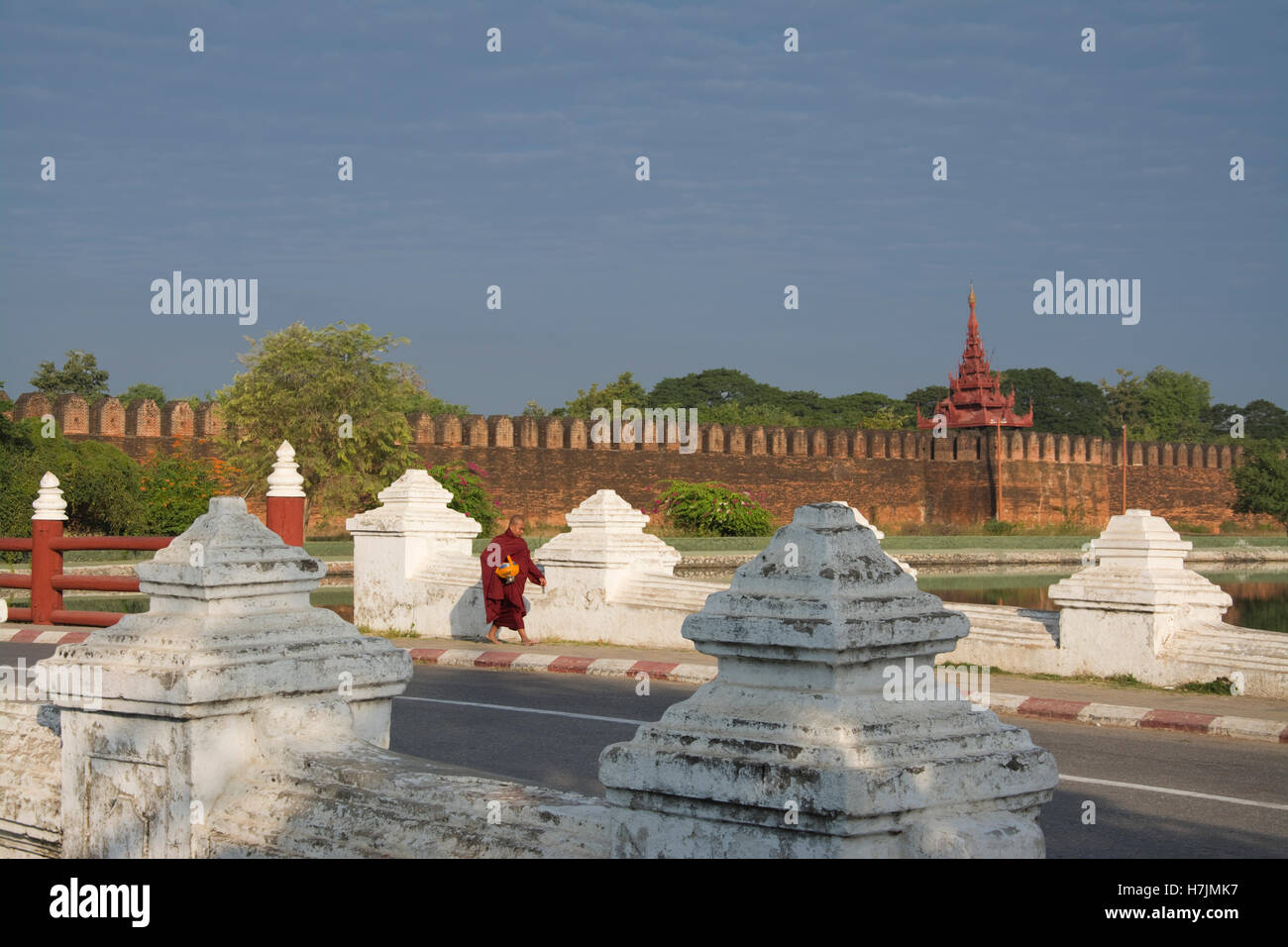Asien, MYANMAR (BURMA), Mandalay, Königspalast, East Gate-Eingang mit Mönch, Torturm und Burggraben hinten Stockfoto
