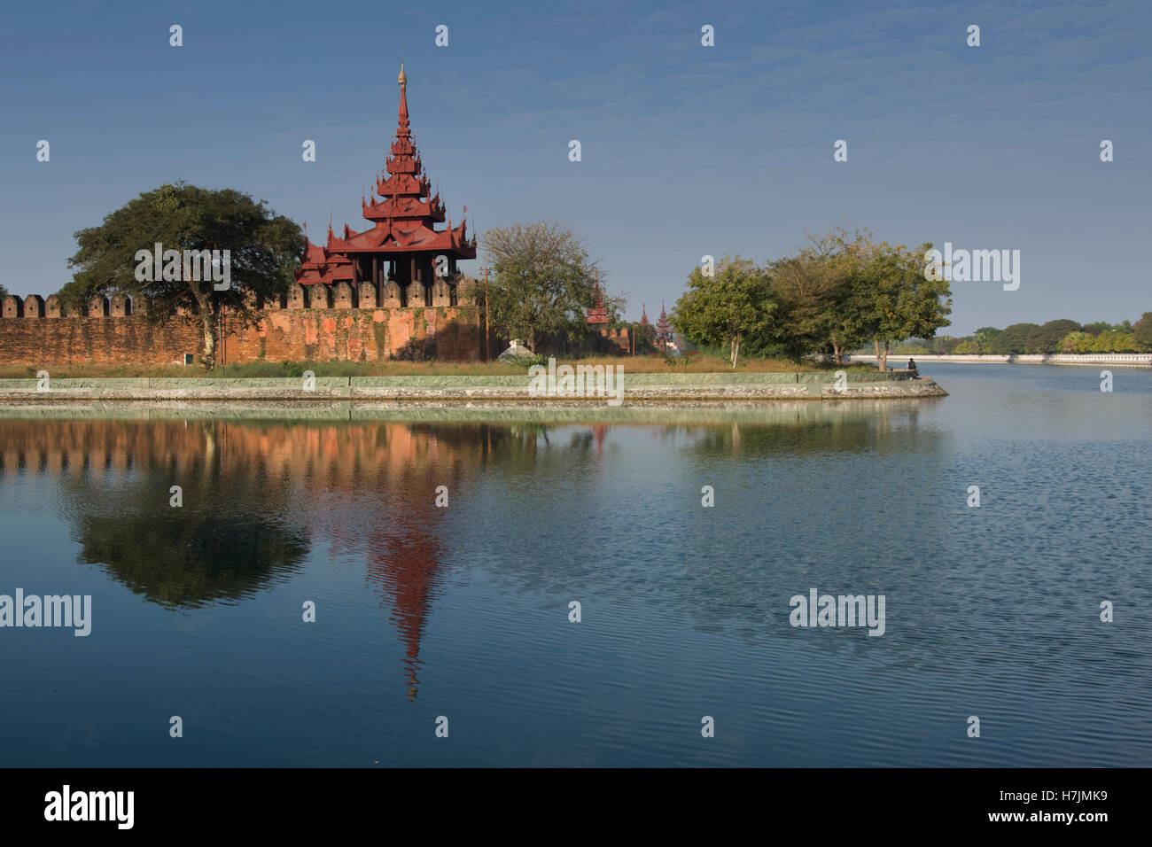 Asien, MYANMAR (BURMA), Mandalay, Königspalast, Torturm und Burggraben betrachtet von der Ausfahrt der Oststraße Graben und Graben Nordstraße Stockfoto