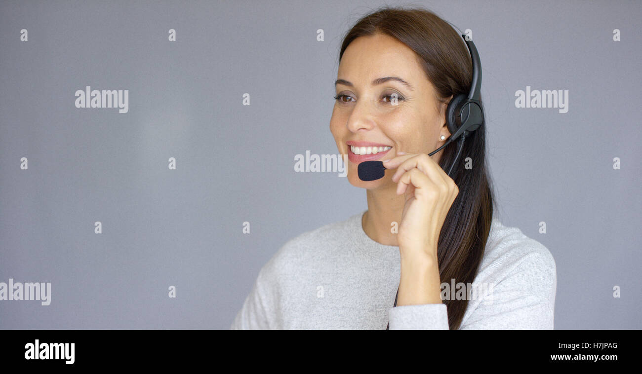 Schöne und positive weibliche Call-Center-Agenten bei der Arbeit Stockfoto