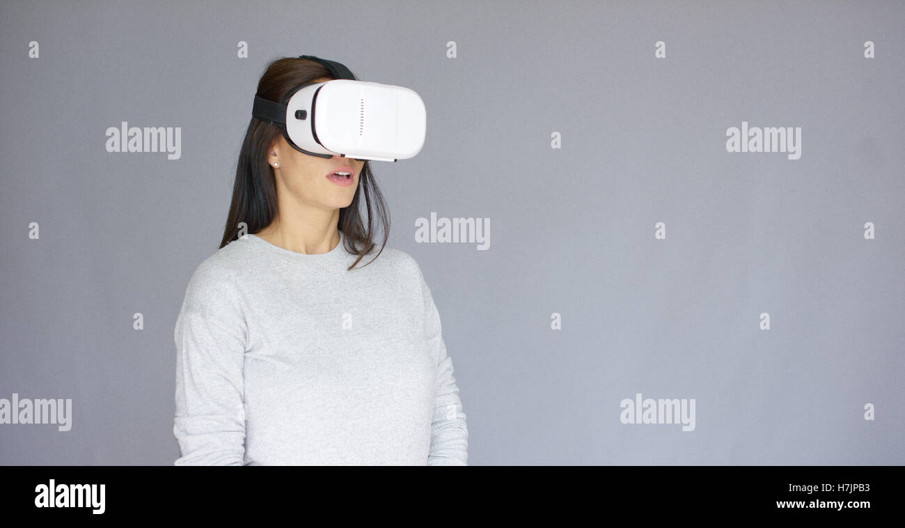 Erregte Frau gerade etwas auf ihre virtual-Reality-Helm Stockfoto