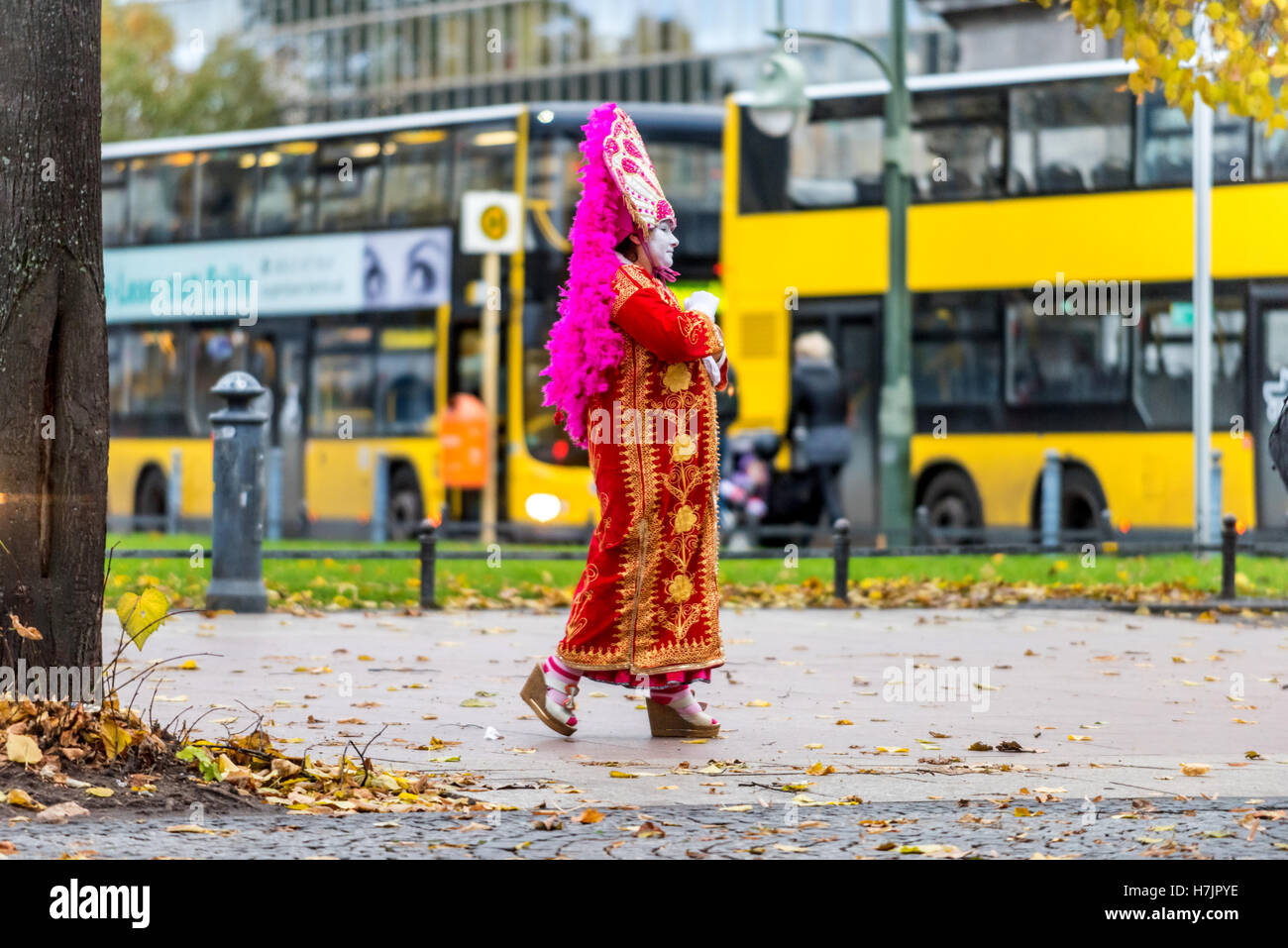 Straßenkünstler, die zu Fuß in Berlin Stockfoto