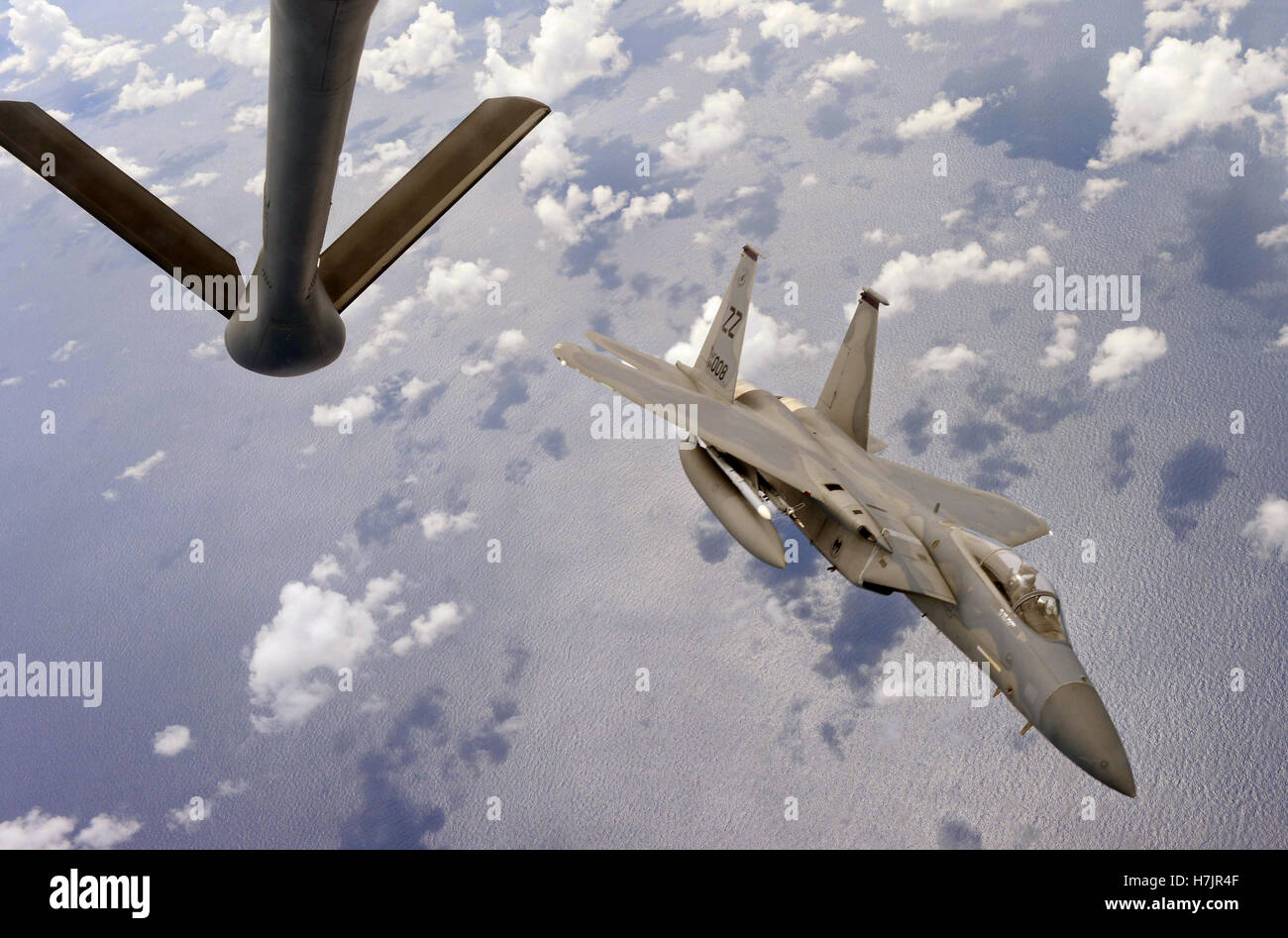 Eine f-15 Eagle Kampfflugzeug zieht von einer KC-135 Stratotanker nach Betankung während der Übung Valiant Shield 24. September 2014 über Guam. Stockfoto