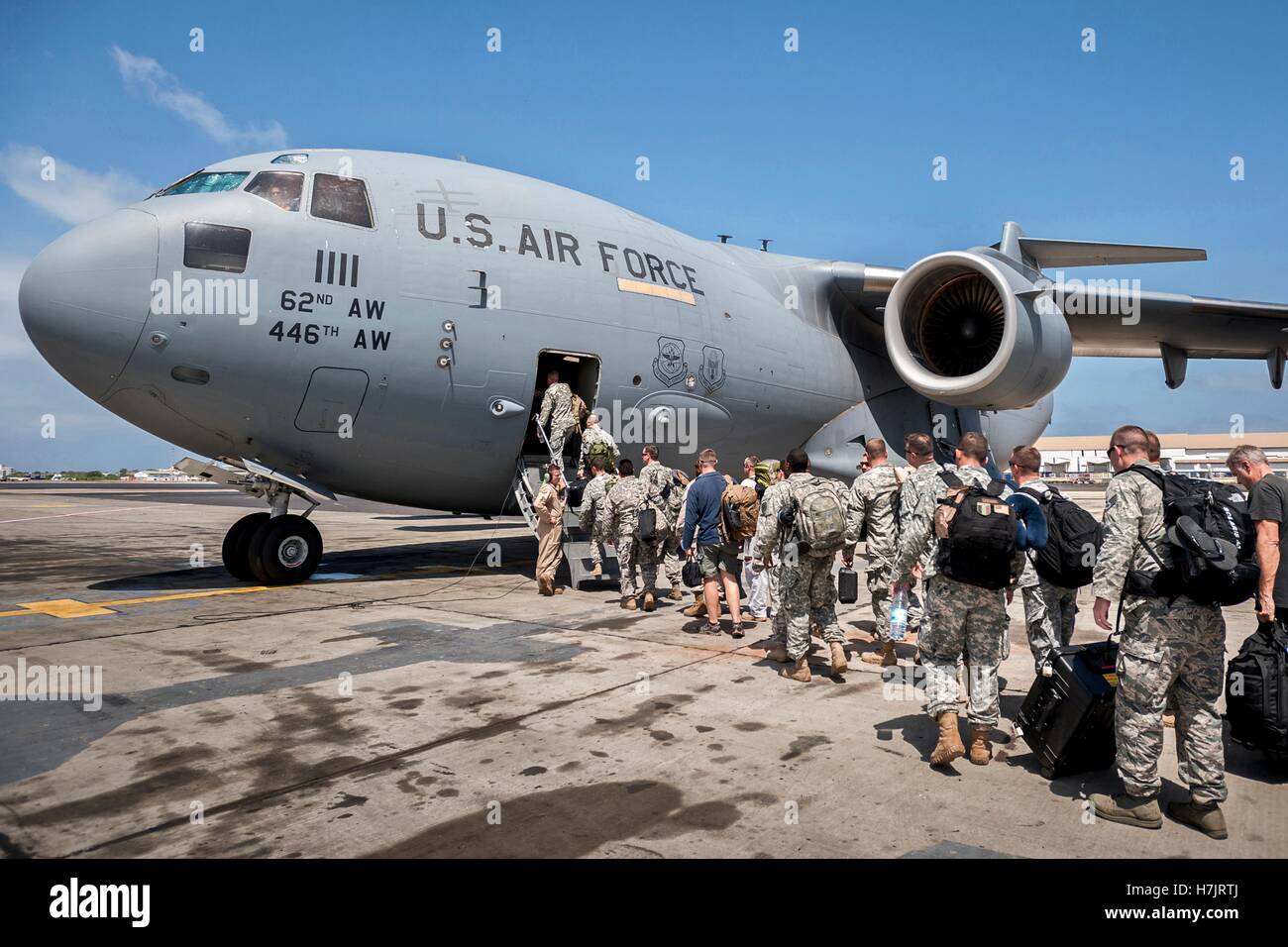 US-Soldaten an Bord einer c-17 Globemaster III Transportflugzeug an Leopold Sedar Senghor International Airport für eine Service-Mission in Liberia als Reaktion auf die Ebola-Epidemie in Westafrika 19. Oktober 2014 in Dakar, Senegal gebunden. Stockfoto