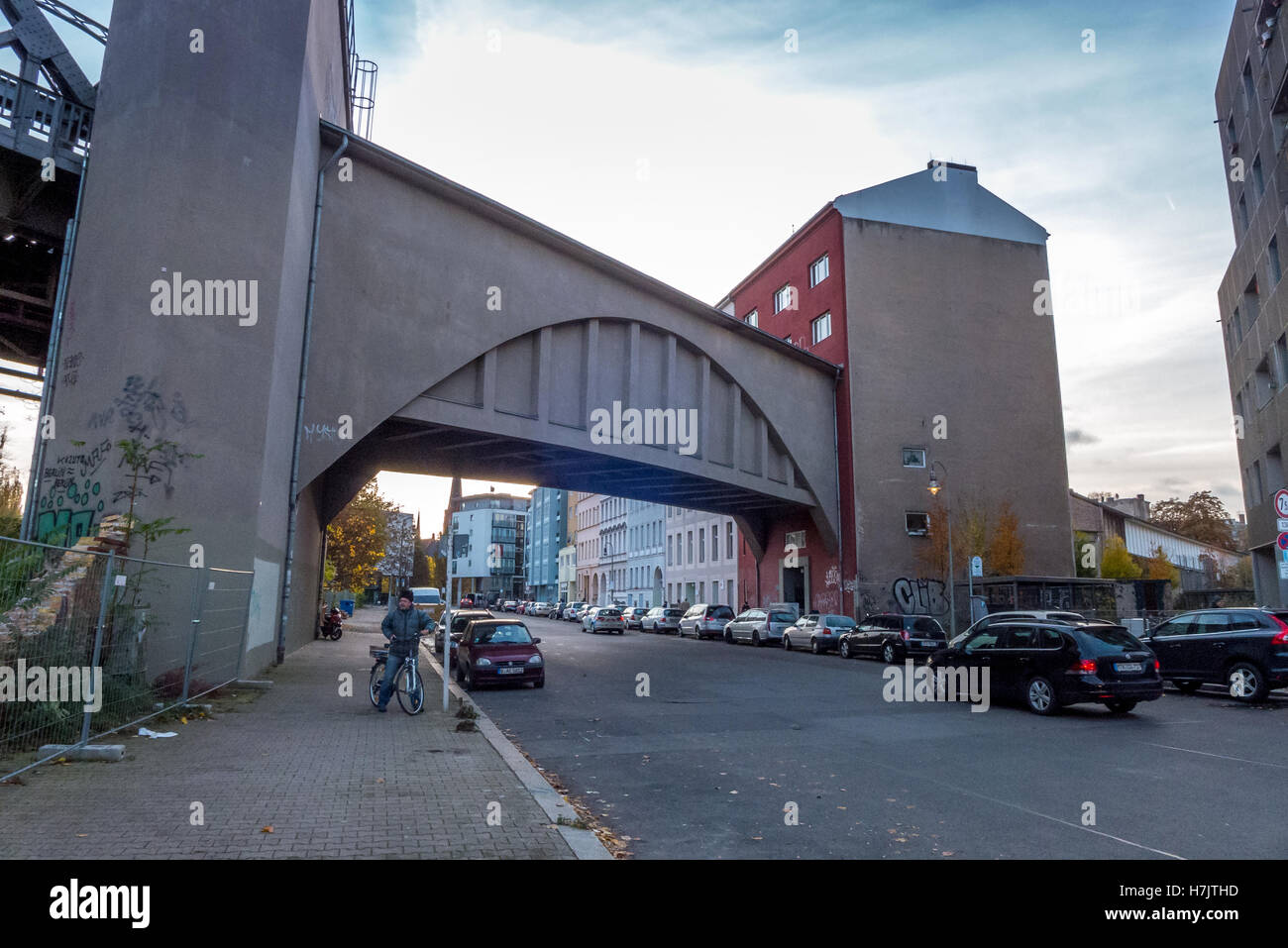 Bahnlinie durch einen Wohnblock in Dennewitzstraße in Berlin Stockfoto