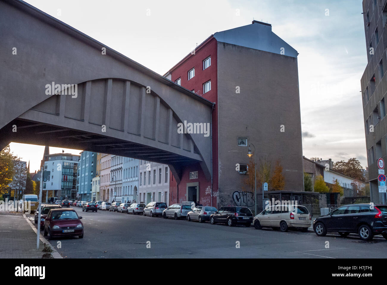 Bahnlinie durch einen Wohnblock in Dennewitzstraße in Berlin Stockfoto