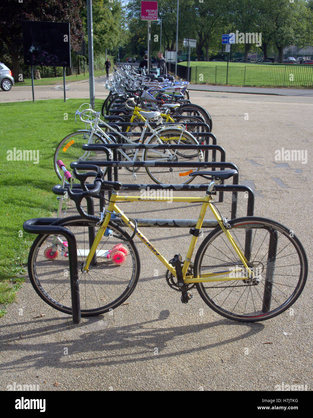 lustige Linie Fahrräder bikes mit Kindes Roller ha ha Stockfoto