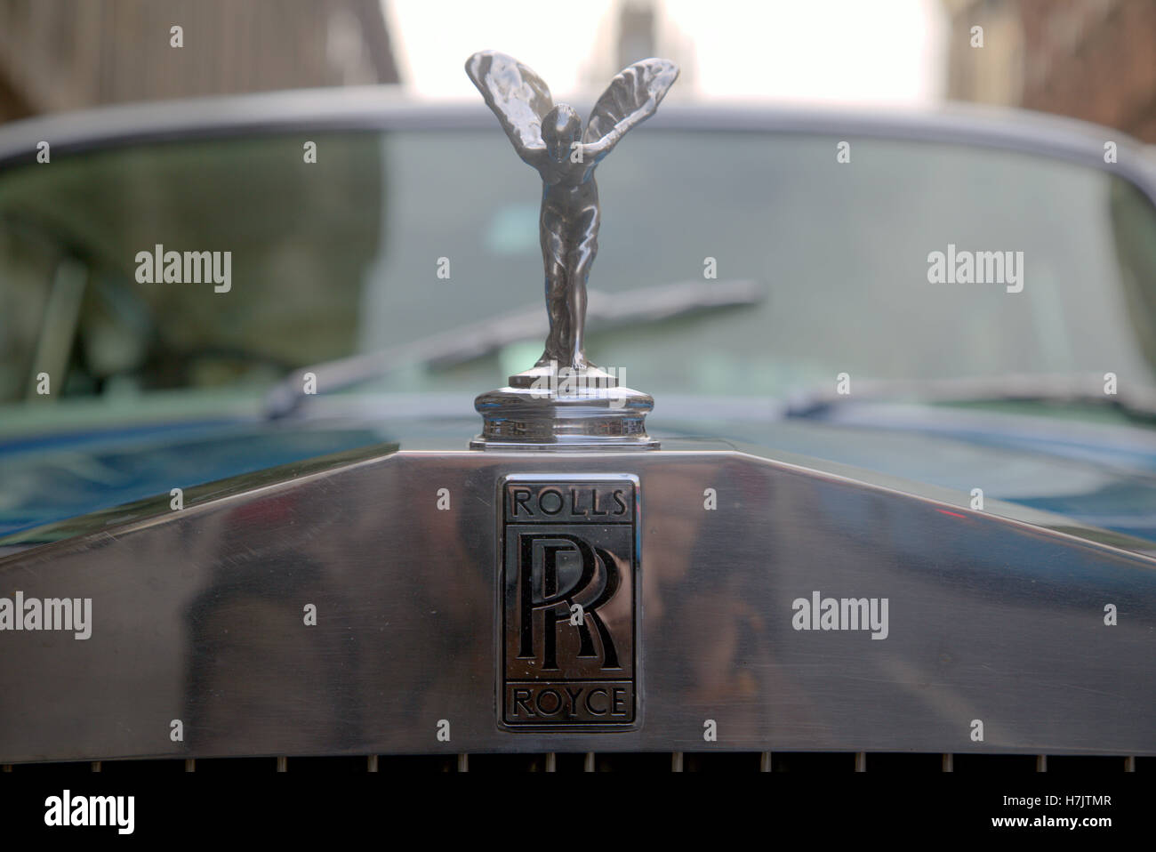 Rolls-Royce Motorhaube Maskottchen Sieg Silber Blau hautnah Stockfoto