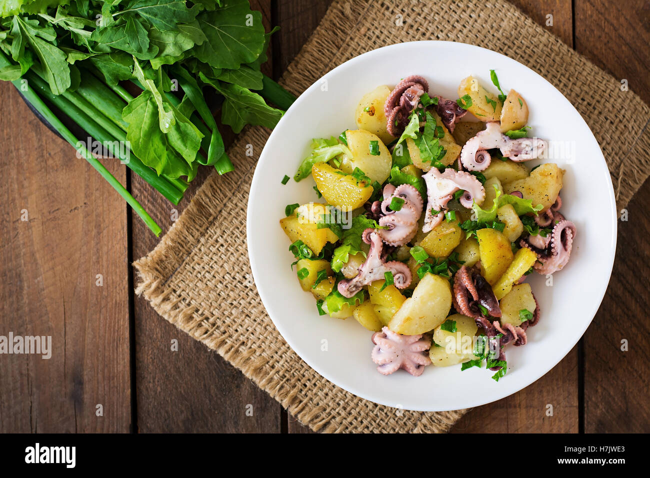 Kartoffelsalat mit eingelegtem Tintenfisch und Frühlingszwiebeln ...