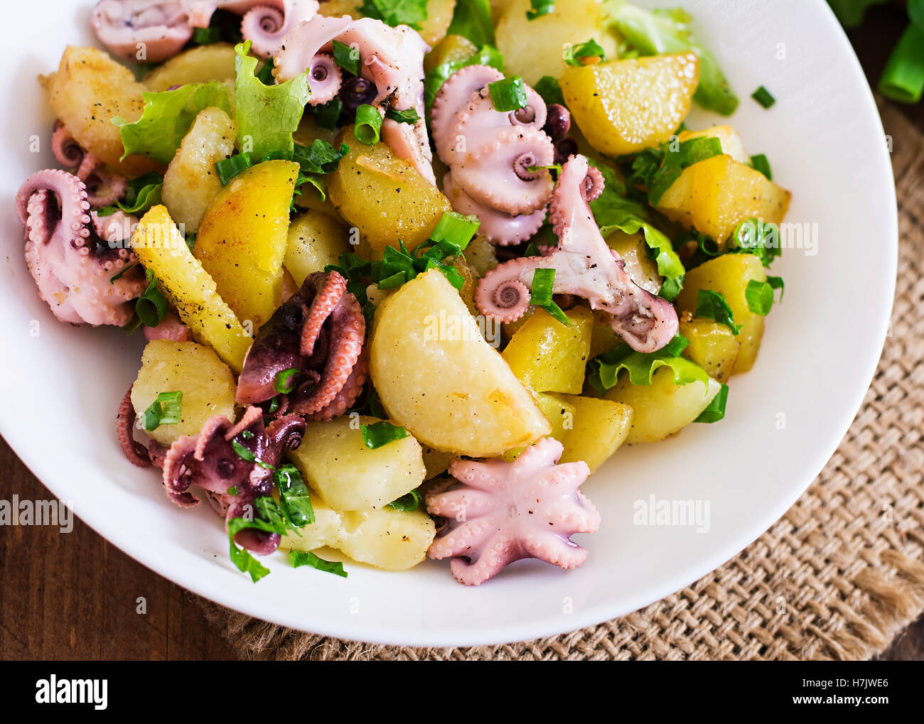 Kartoffelsalat mit eingelegtem Tintenfisch und Frühlingszwiebeln ...