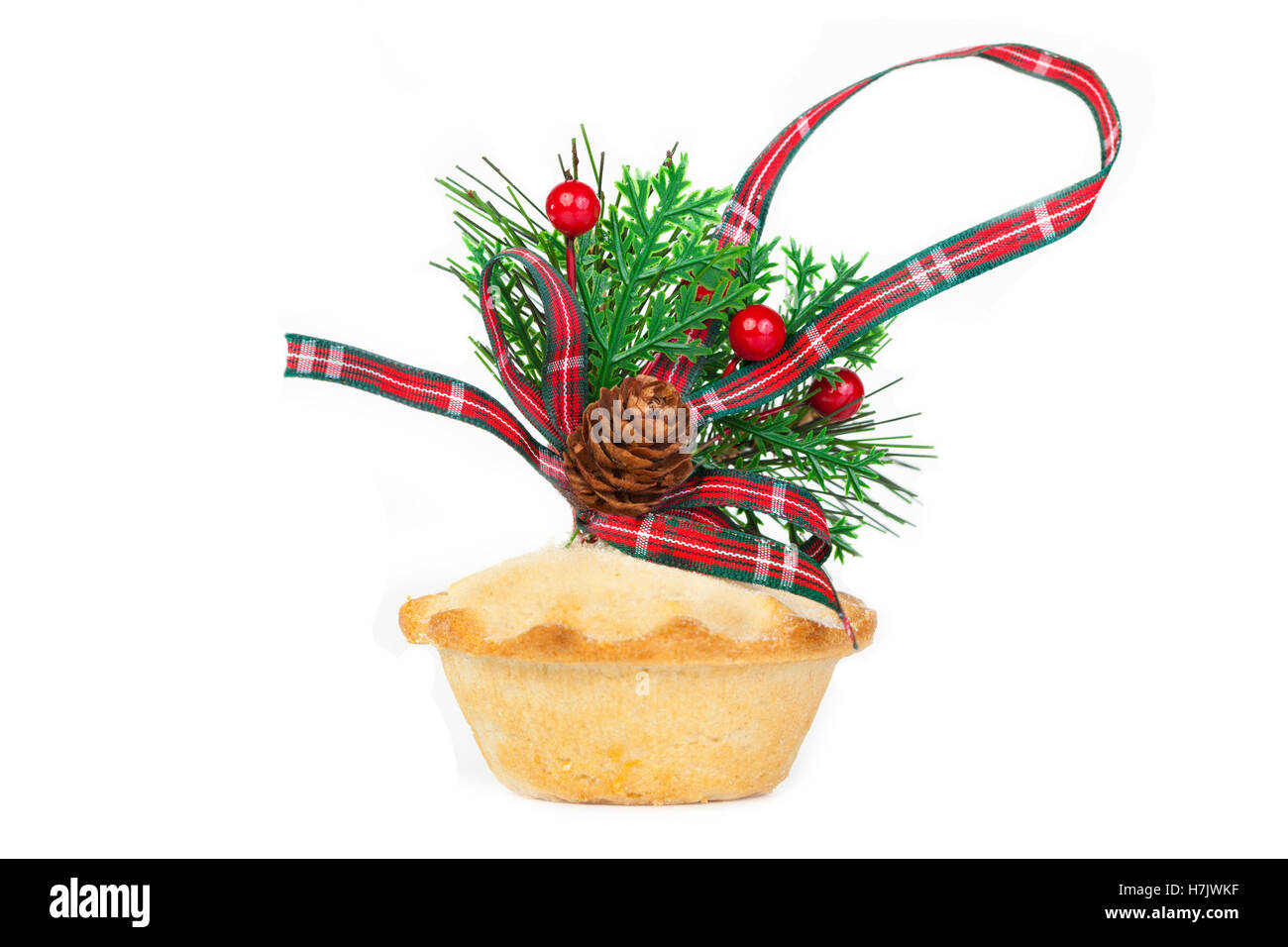 Eichel und Tartan Band Weihnachtsarrangement auf eine Mince Pie auf einem reinen weißen Hintergrund Stockfoto