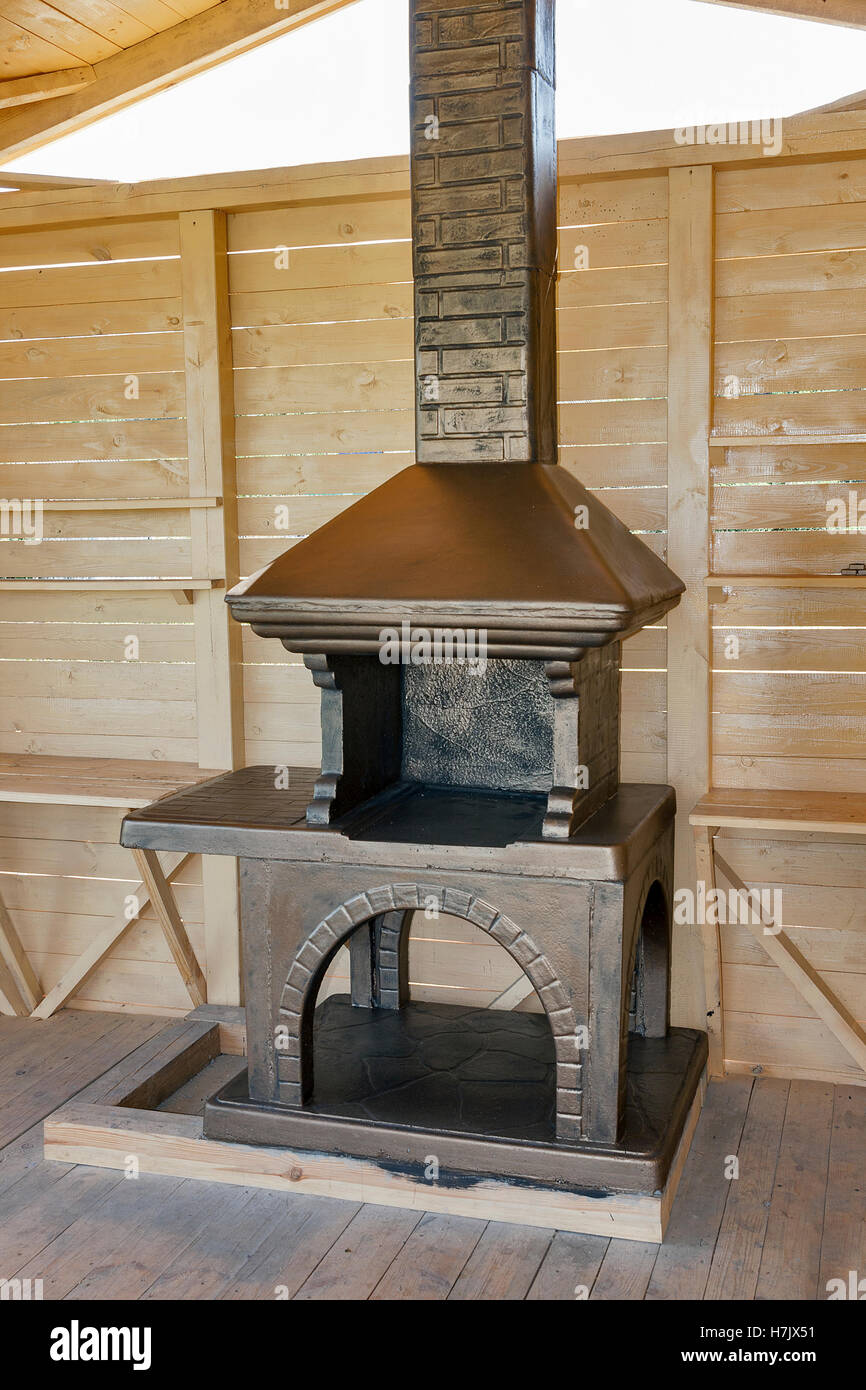 Neu gebaute Stein Beton Grill platziert in einem hölzernen Pavillon  Stockfotografie - Alamy
