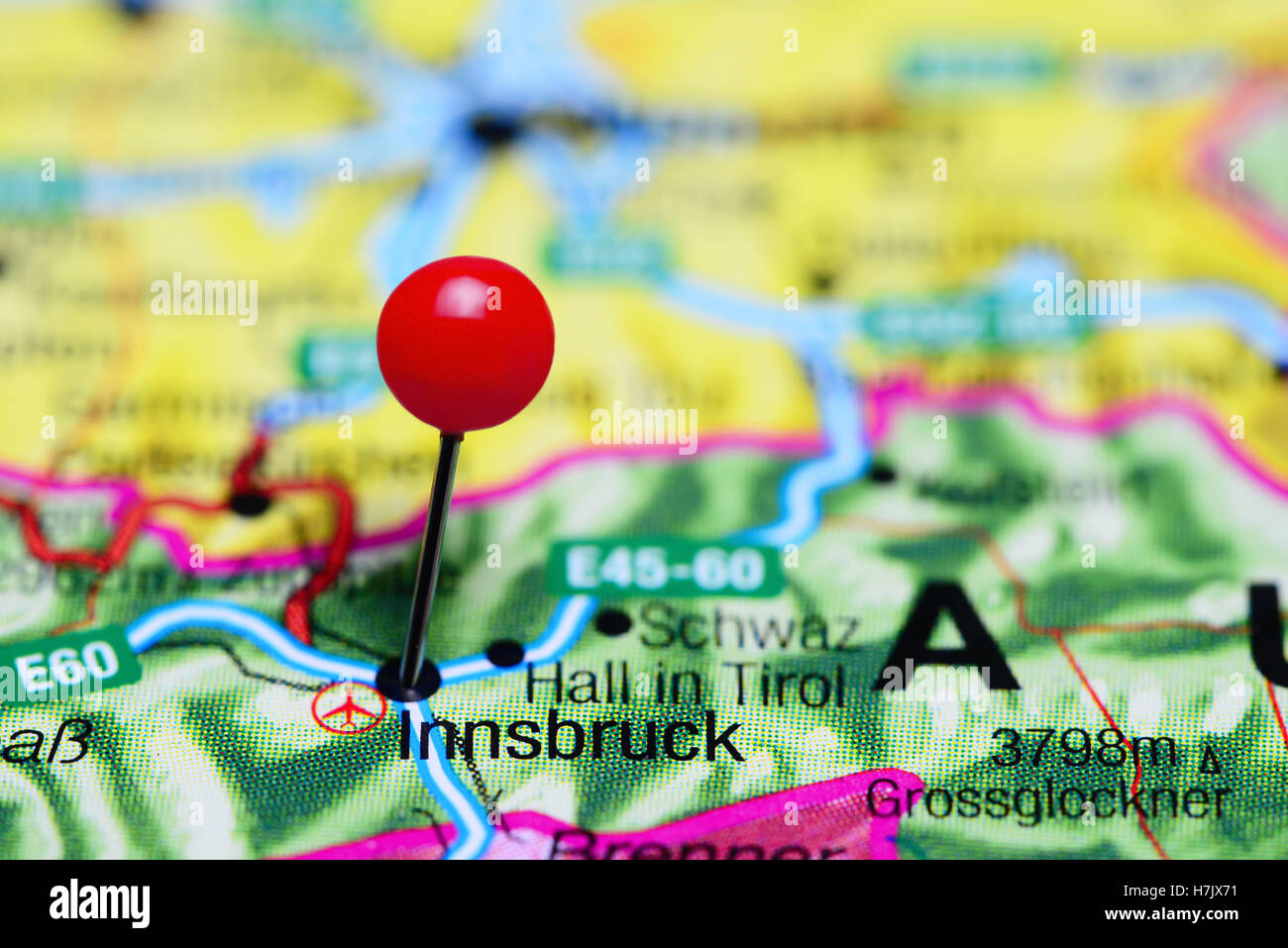 Innsbruck, fixiert auf einer Karte von Österreich Stockfoto
