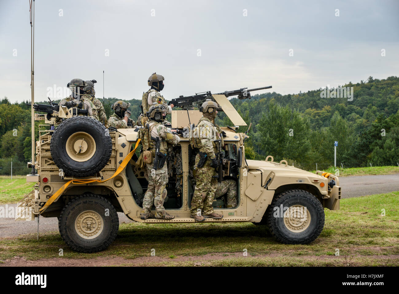 US-Soldaten und multinationale Truppen Reiten ein gepanzertes Fahrzeug während einer Übung Jackal Stone Fähigkeiten Demonstration in Baumholder Military Training Area Army Airfield 12. September 2014 in Baumholder, Deutschland. Stockfoto