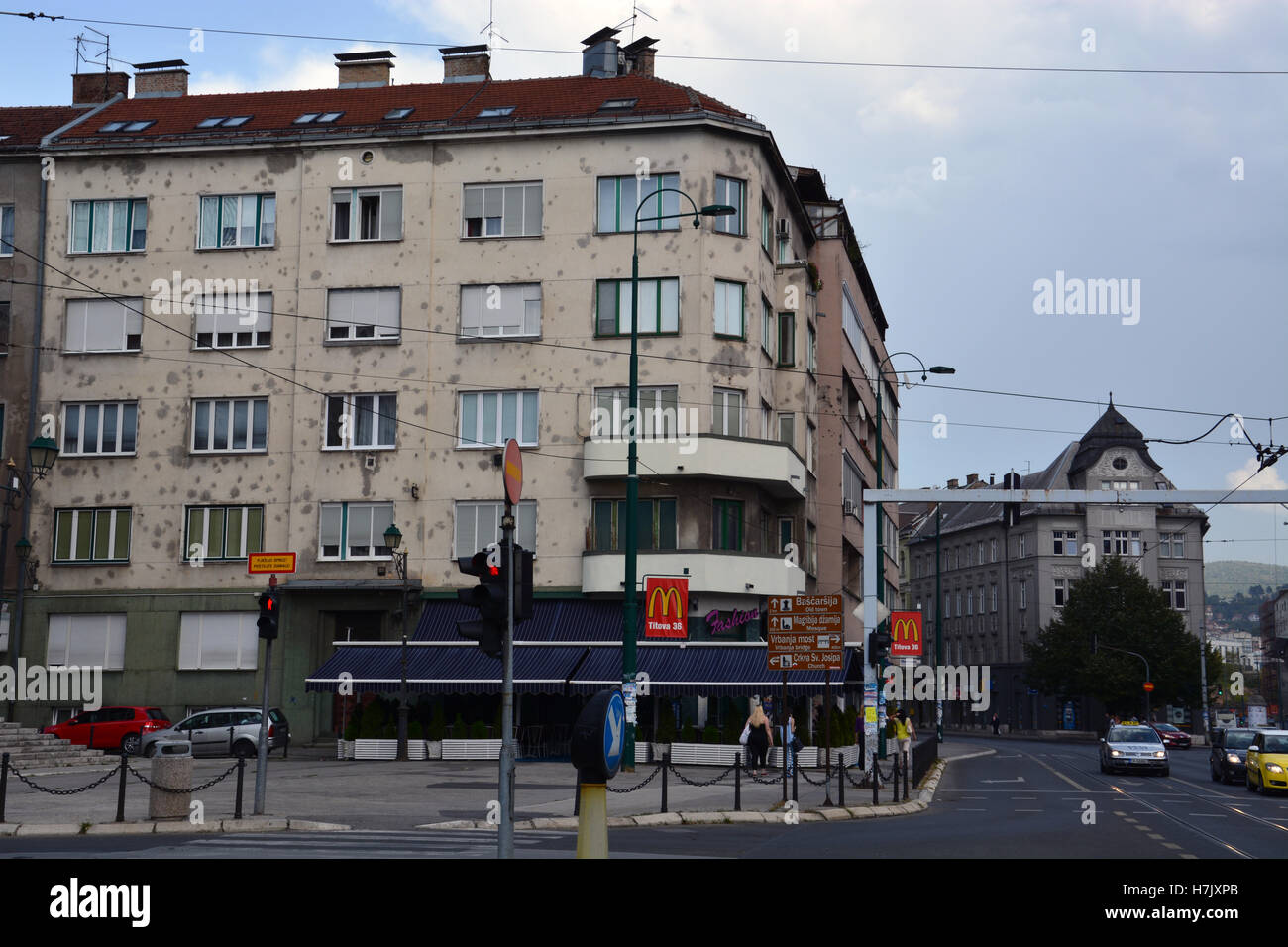 Viele Gebäude in Sarajevo zeigen noch die Narben der serbischen Belagerung der Stadt 1992-96. Stockfoto