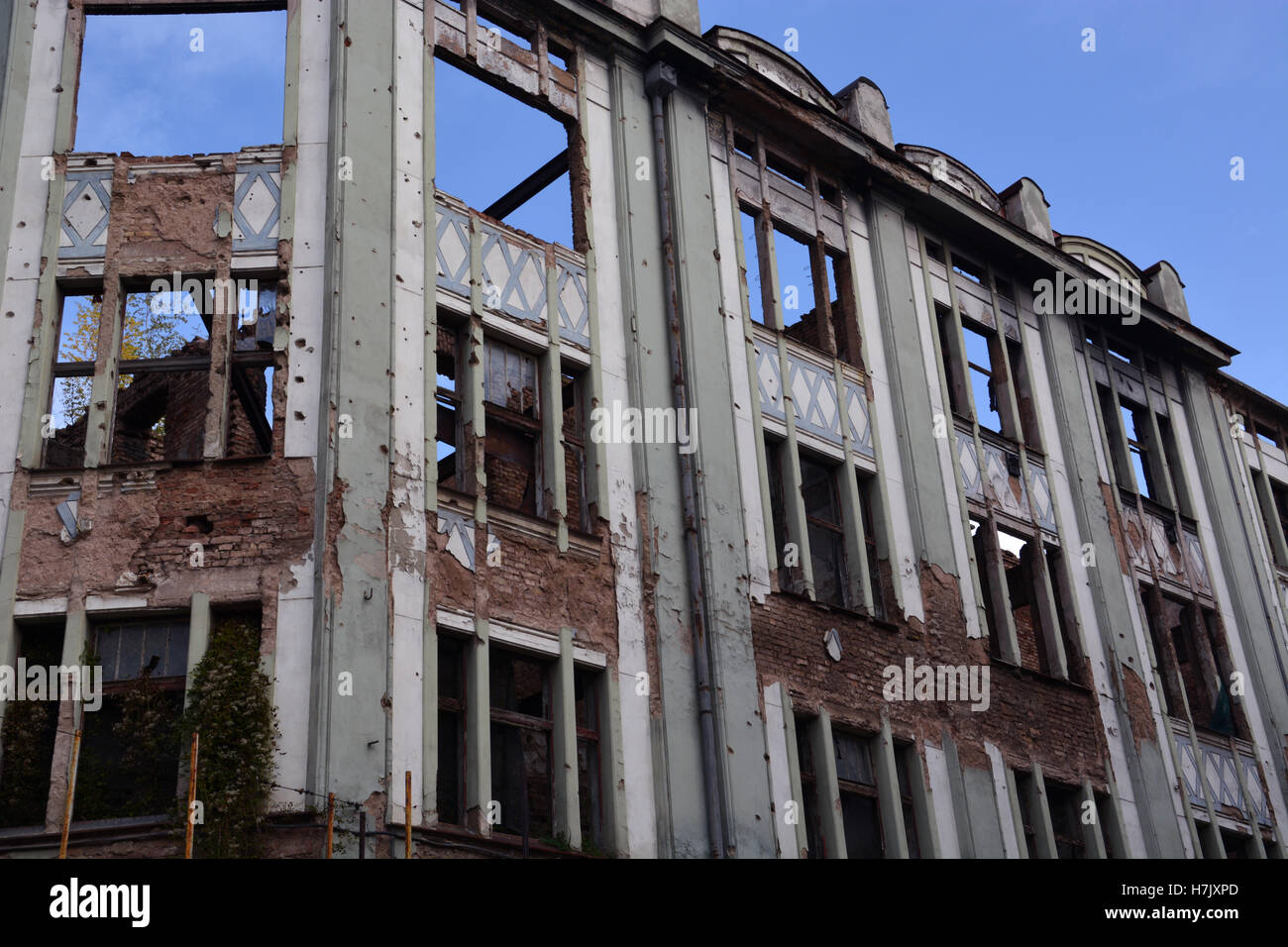 Ein Wohnhaus in der Altstadt Sarajevos bleibt Schaden von 1992-96 serbische Belagerung der Stadt. Stockfoto