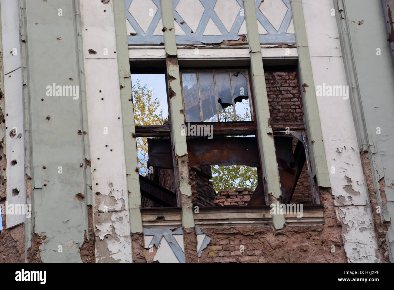 Ein Wohnhaus in der Altstadt Sarajevos bleibt Schaden von 1992-96 serbische Belagerung der Stadt. Stockfoto