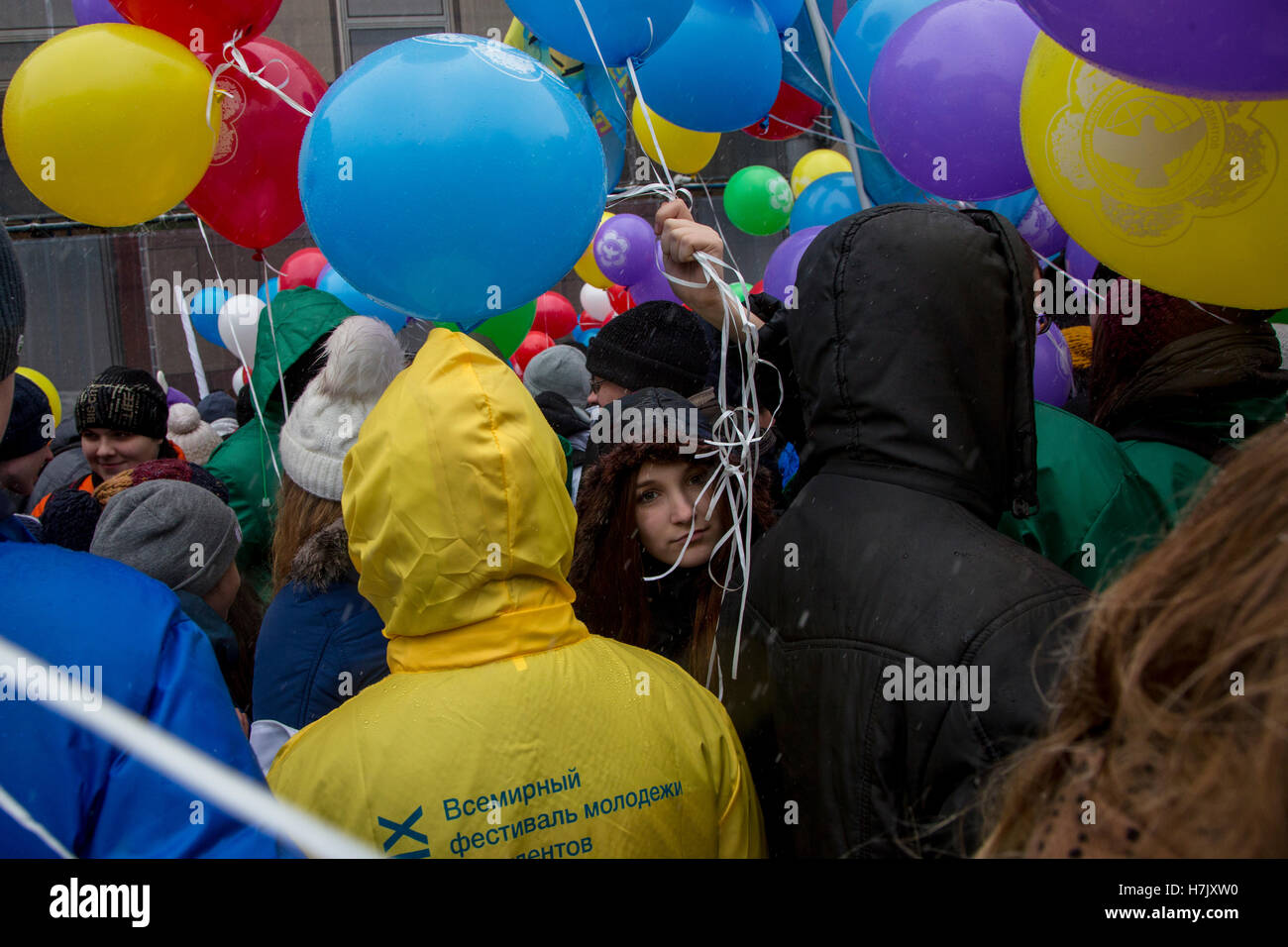 Menschen besuchen die "Wir sind geeint" März während der Nationalfeiertag der Einheit-Feier in Moskau, Zentralrussland Stockfoto