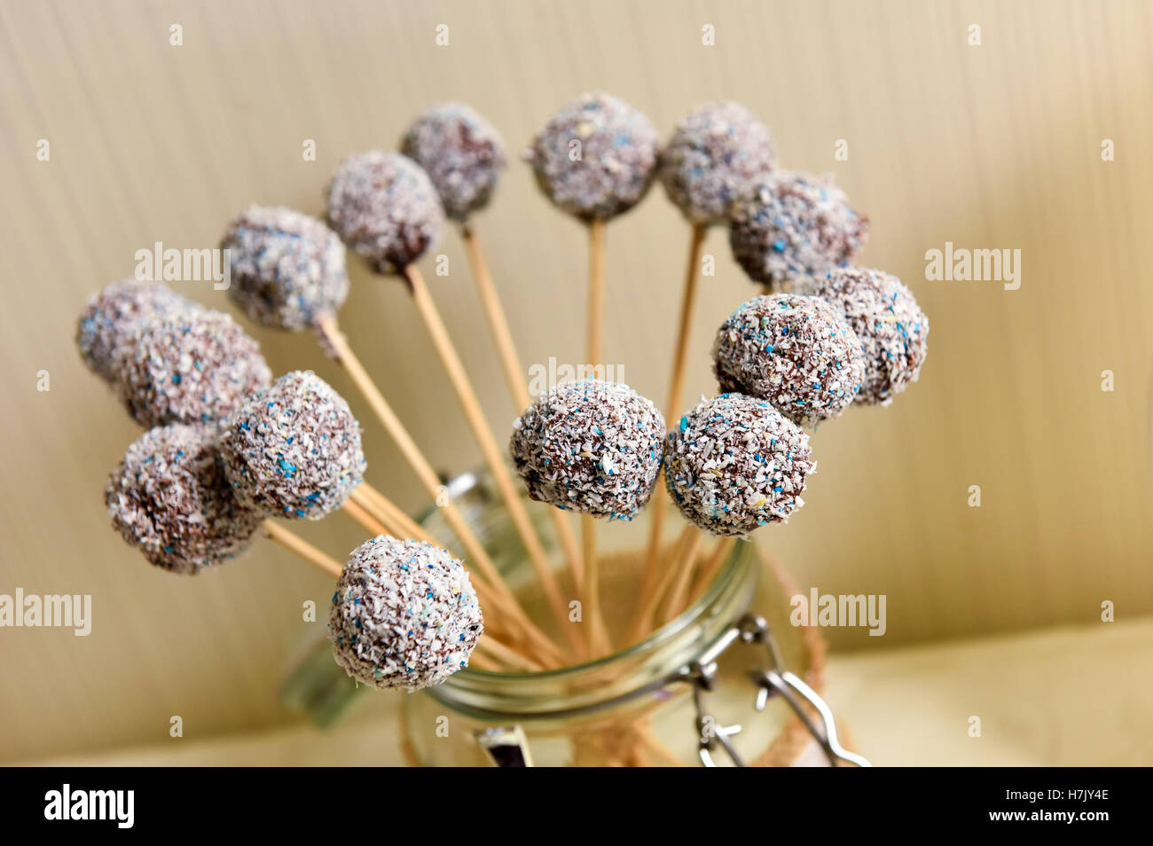 Kuchen am Stiel im Flaschenhalter Stockfoto