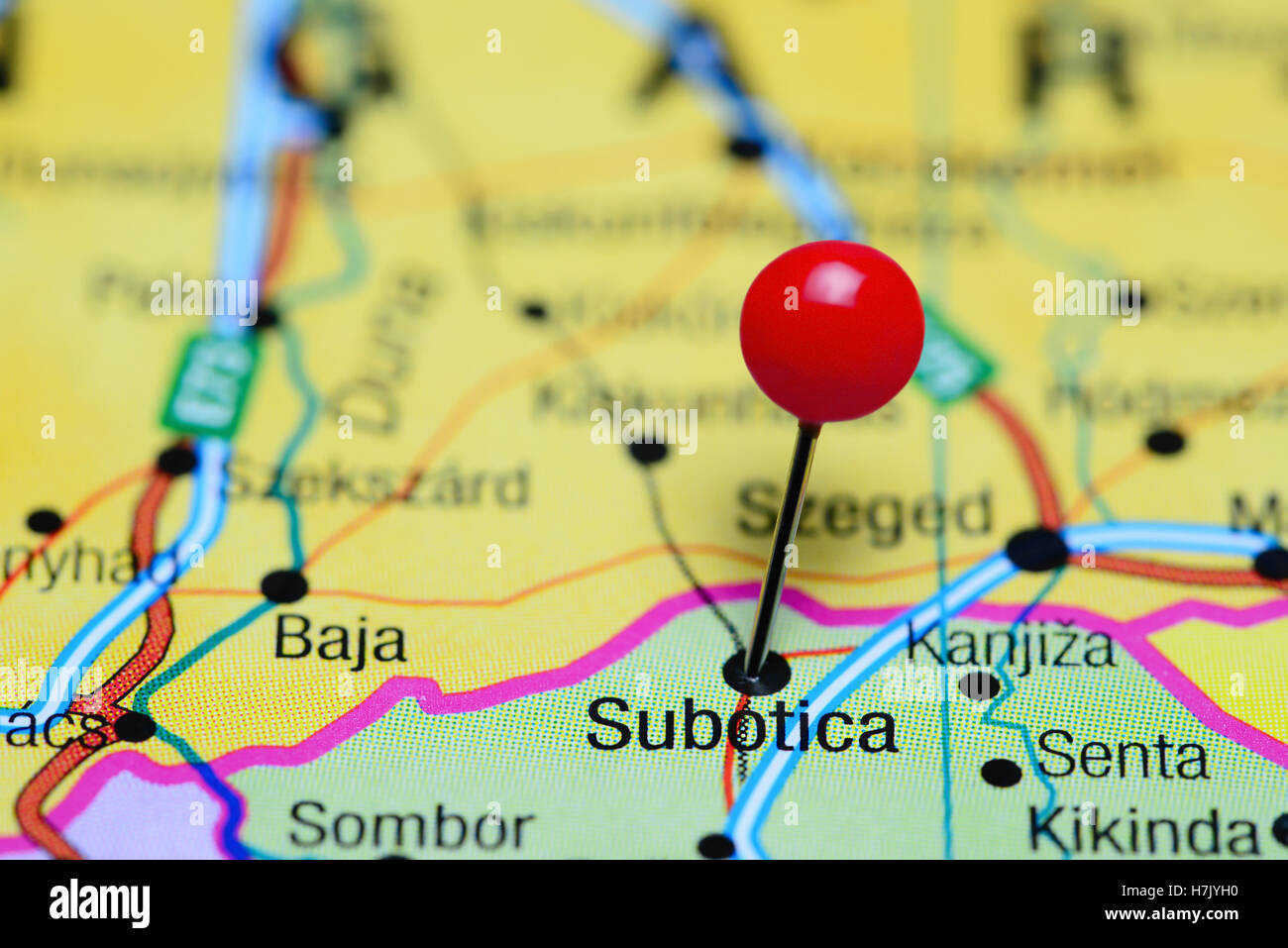 Subotica, fixiert auf einer Karte von Serbien Stockfoto