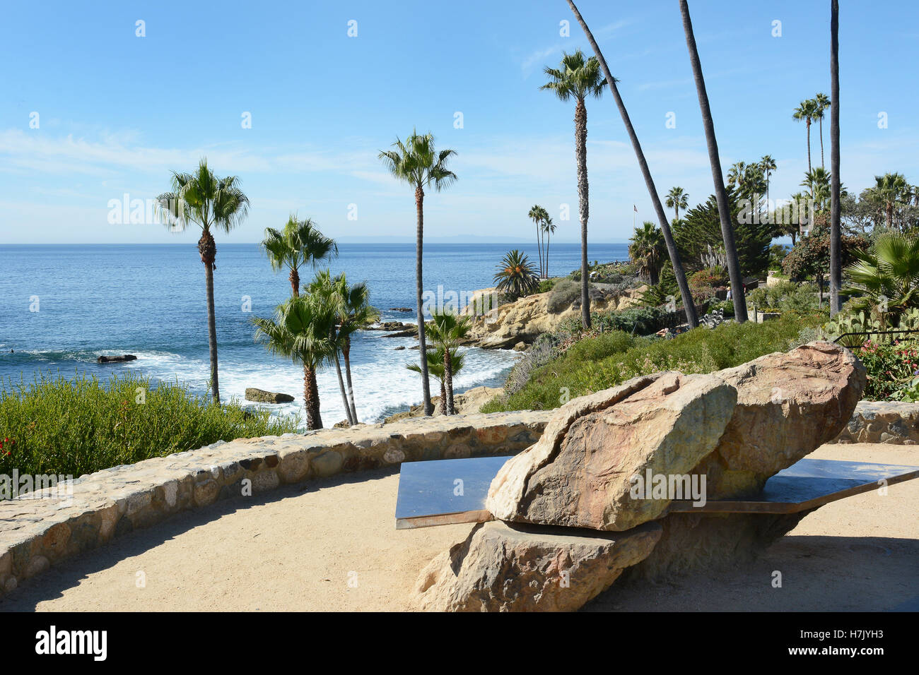 Bank am Heisler Park, Laguna Beach, Californai, mit Blick auf den Pazifischen Ozean. Stockfoto