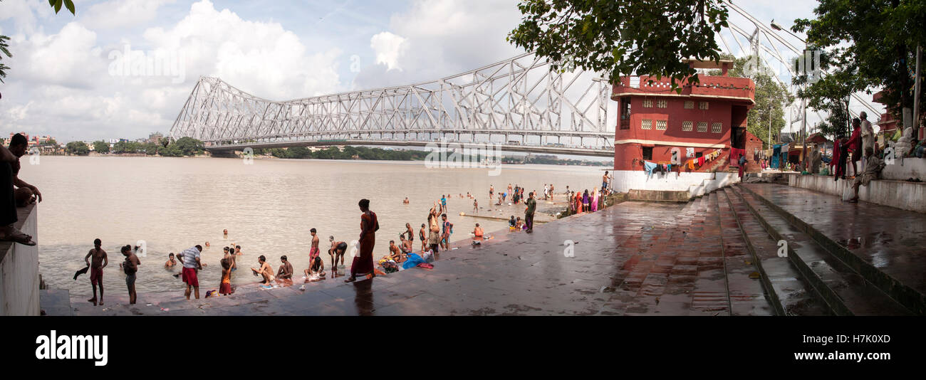 Menschen Baden im Hooghly River in der Nähe von Howrah Brücke (Rabindra Setu) auf Mallick Ghat Kolkatat West Bengal Indien Stockfoto