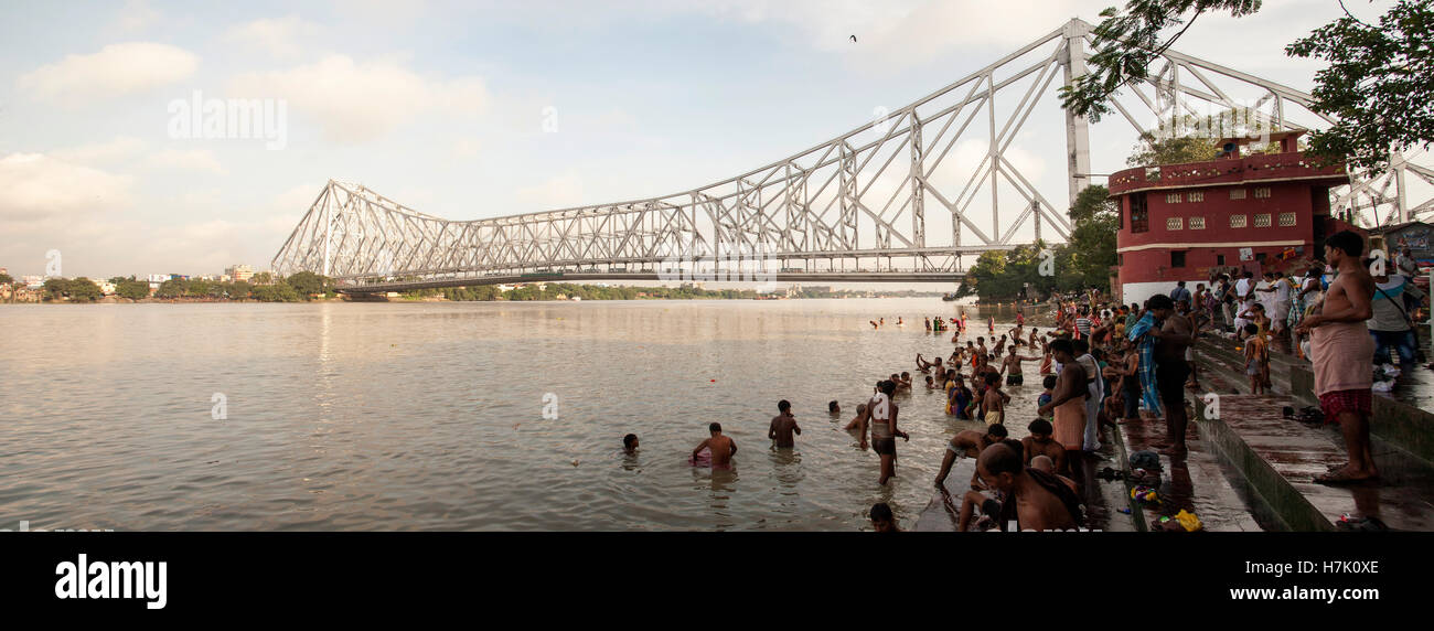 Menschen Baden im Hooghly River in der Nähe von Howrah Brücke (Rabindra Setu) auf Mallick Ghat Kolkatat West Bengal Indien Stockfoto