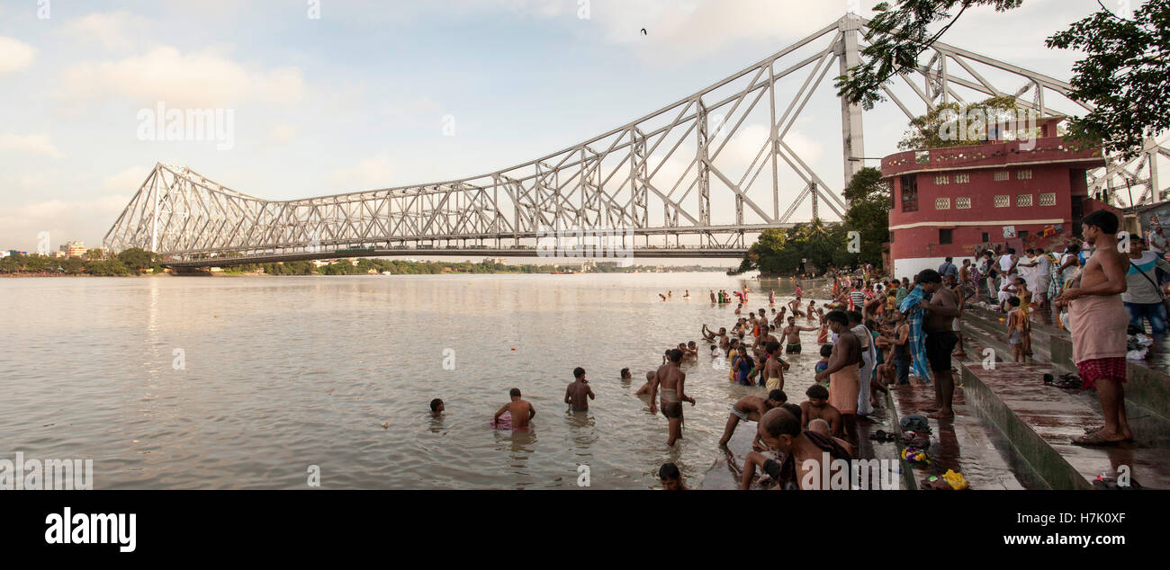 Menschen Baden im Hooghly River in der Nähe von Howrah Brücke (Rabindra Setu) auf Mallick Ghat Kolkatat West Bengal Indien Stockfoto