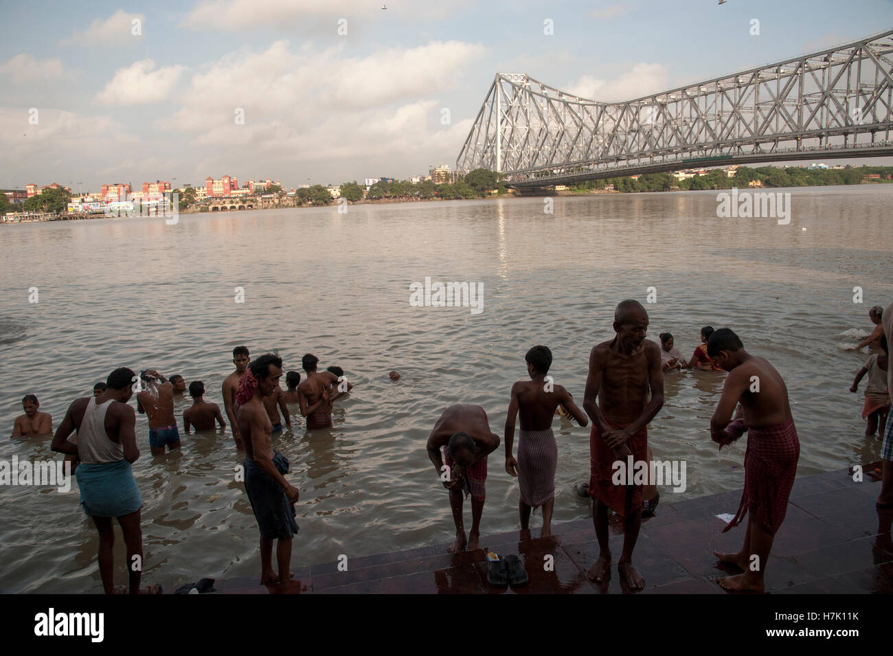 Menschen Baden im Hooghly River in der Nähe von Howrah Brücke (Rabindra Setu) auf Mallick Ghat Kolkatat West Bengal Indien Stockfoto