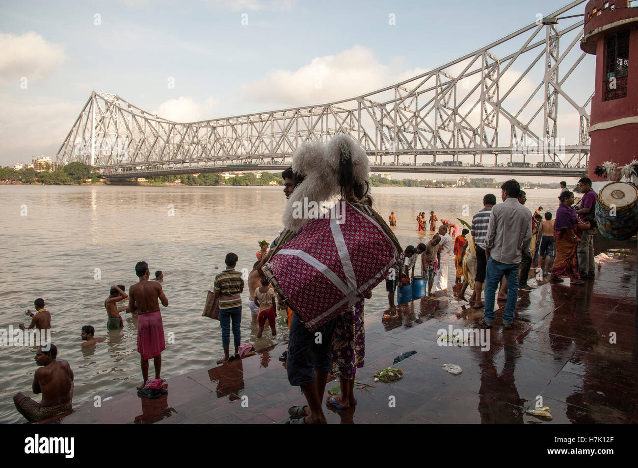 Menschen nehmen morgendlichen Bad in Hooghly River in der Nähe von Howrah Brücke (Rabindra Setu) bei Mallick Ghat Kolkatat Indien Stockfoto
