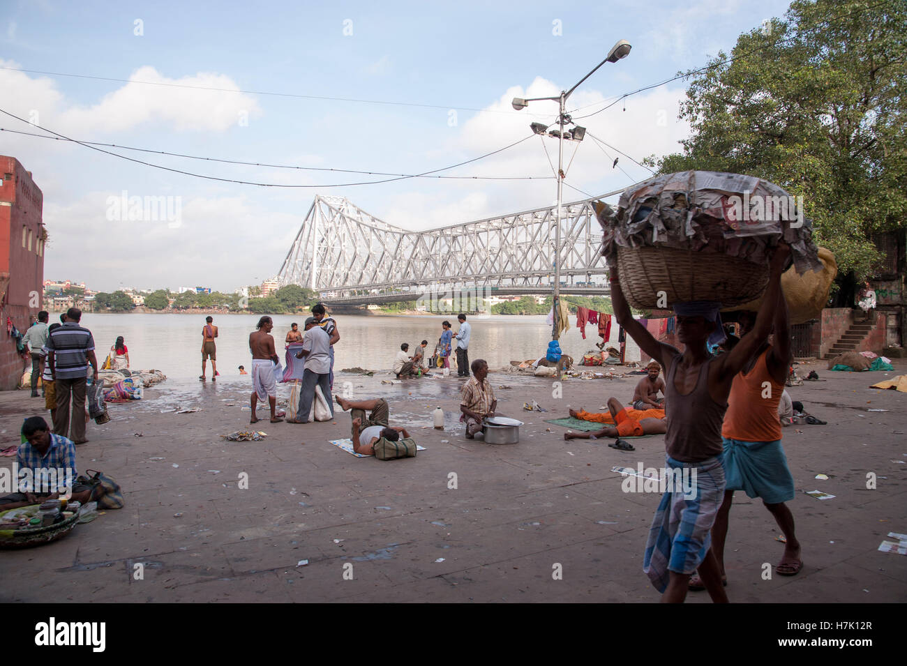 Die Menschen sind beschäftigt in verschiedenen Aktivitäten auf Mallick Ghat Kolkata West Bengal Indien Stockfoto