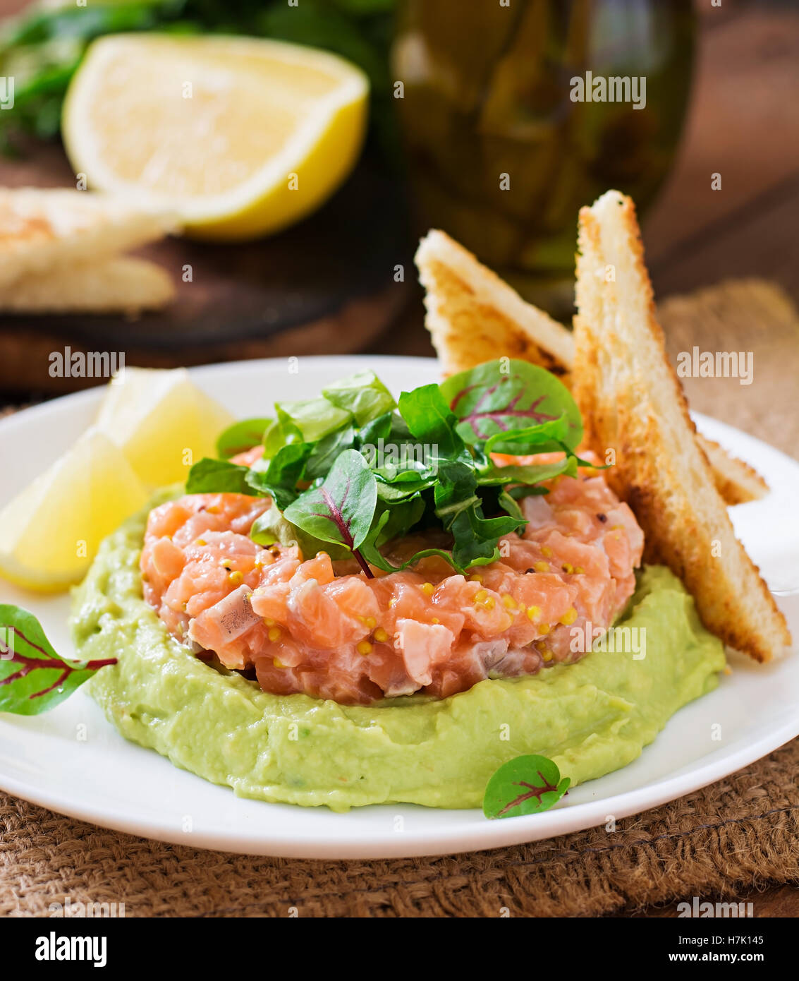 Lachstatar mit Avocado-mousse Stockfotografie - Alamy
