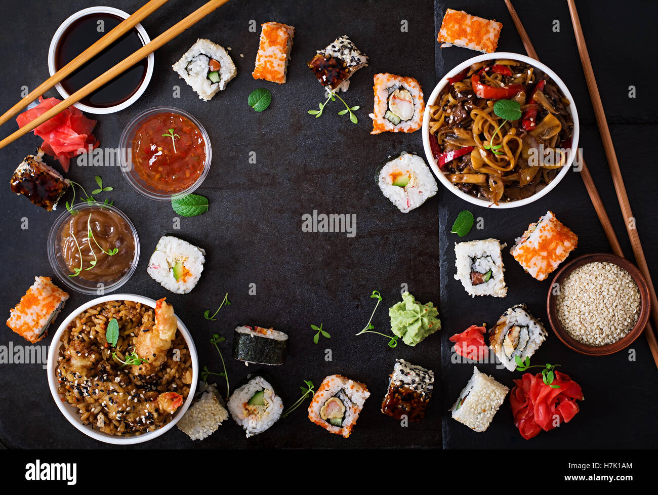 Traditionelles Japanisches Essen Sushi Brotchen Reis Mit Garnelen Und Udon Nudeln Mit Huhnerfleisch Und Champignons Auf Einem Dunklen Hintergrund Nach Oben Stockfotografie Alamy