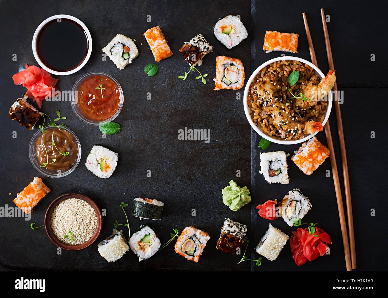 Traditionelles Japanisches Essen Sushi Brotchen Reis Mit Garnelen Und Sauce Auf Einem Dunklen Hintergrund Ansicht Von Oben Stockfotografie Alamy