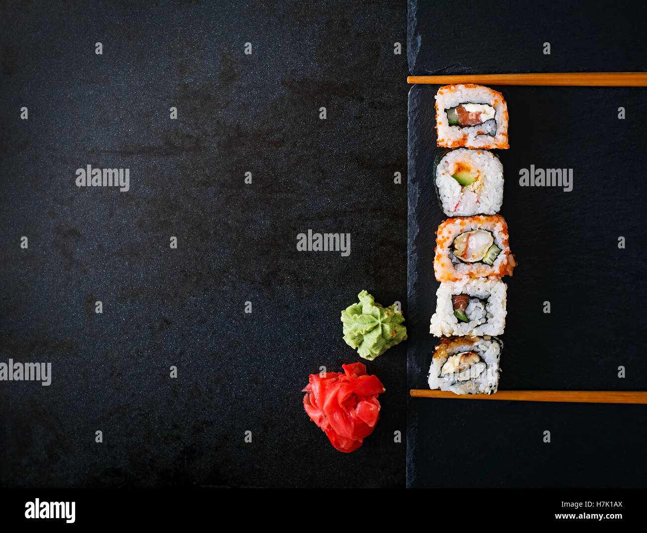 Traditionelles japanisches Essen - Brötchen und Futomaki. Ansicht von oben Stockfoto