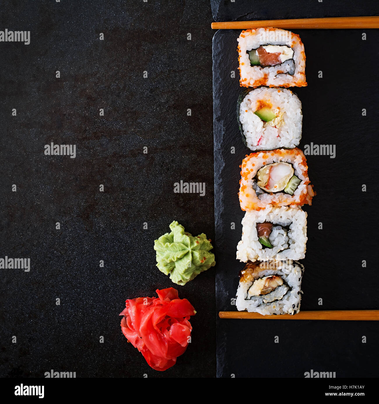 Traditionelles japanisches Essen - Brötchen und Futomaki. Stockfoto