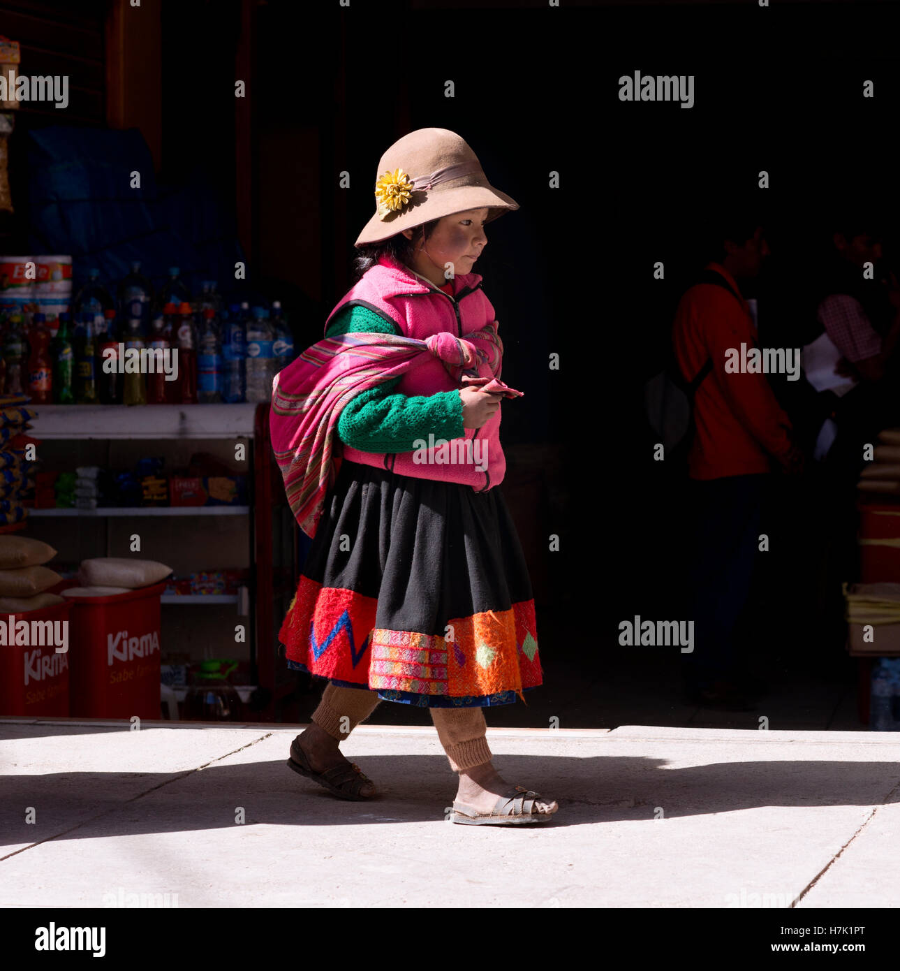 Peruanische Mädchen in bunten traditionellen handgemachten Outfit gekleidet. 19. Oktober 2012 - Ollantaytambo, Peru Stockfoto