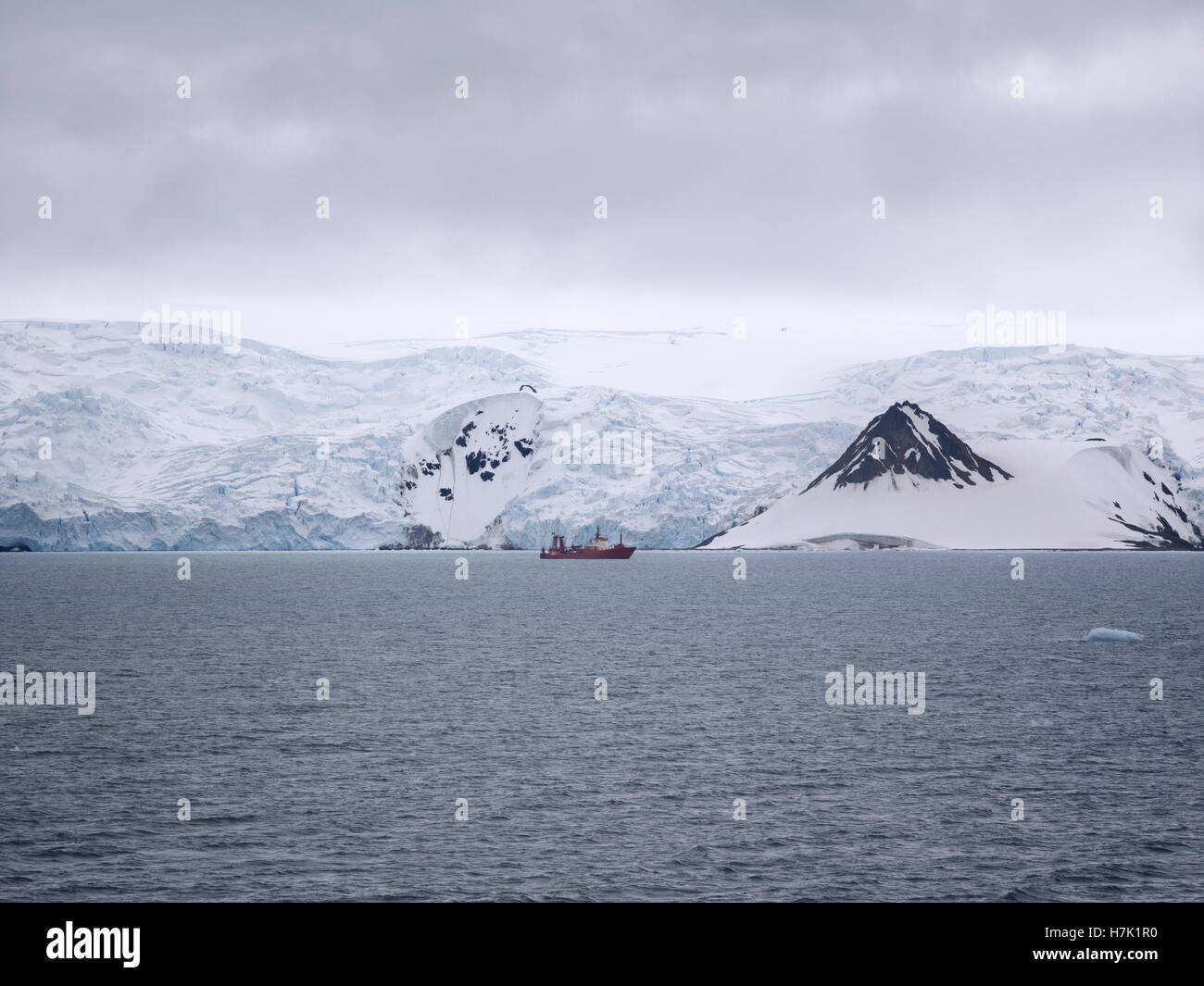 Forschung Schiff Ansichten in Admiralty Bay, King George Island, Antarktis. 23. Januar 2013 - antarktische Halbinsel Stockfoto
