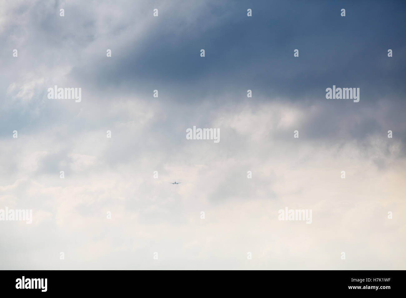 Verkehrsflugzeug Anflug Flughafen gegen Stimmungsvoller Himmel Stockfoto