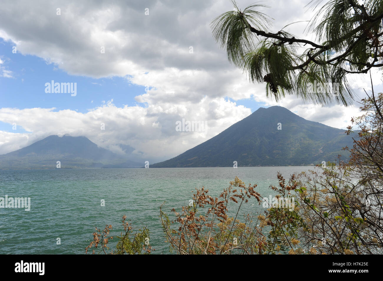 Lake Atitlan Vulkan San Pedro auf Guatemala Stockfoto