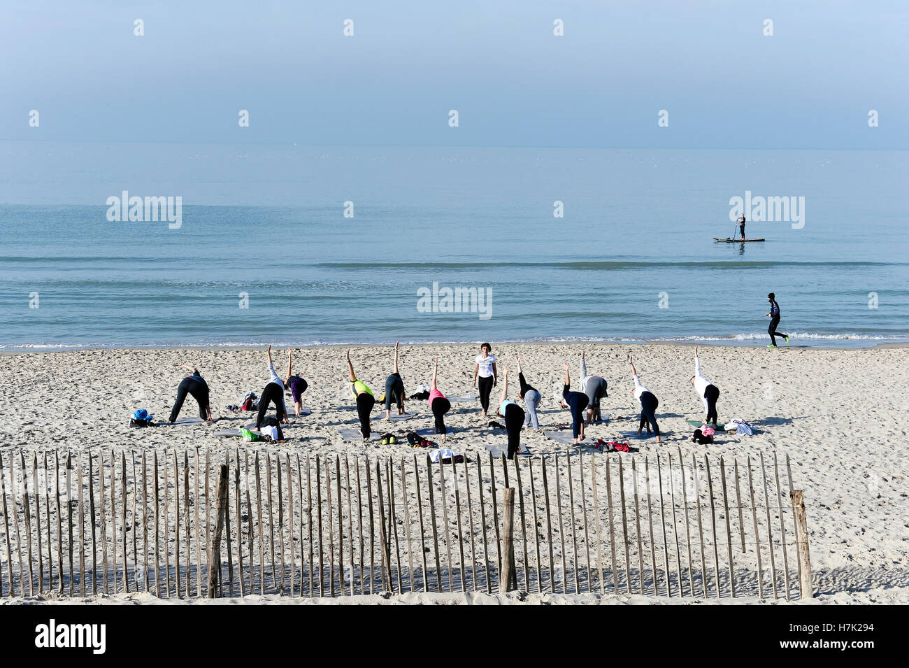 Yoga-Sitzung in Le Touquet, Pas-De-Calais, Frankreich Stockfoto