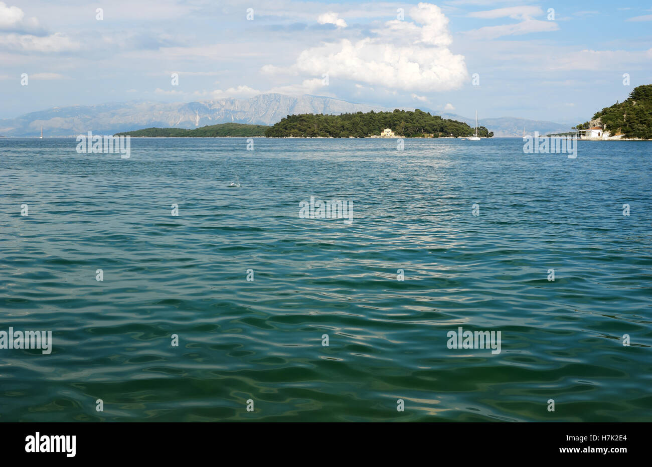 Lefkada, Griechenland, 11. Mai 2013: Landschaft mit Bergen, grüne Insel und Yachten im Ionischen Meer, Griechenland. Stockfoto